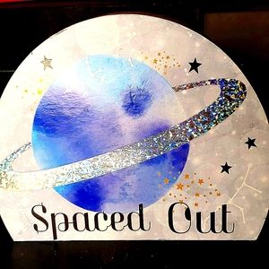 An ornament that you can put on your table and tha